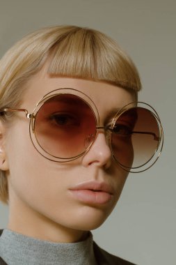 Kısa saç stili moda gözlük ile sarışın kız
