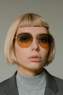 Kısa saç stili moda gözlük ile sarışın kız