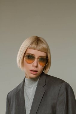 Kısa saç stili moda gözlük ile sarışın kız