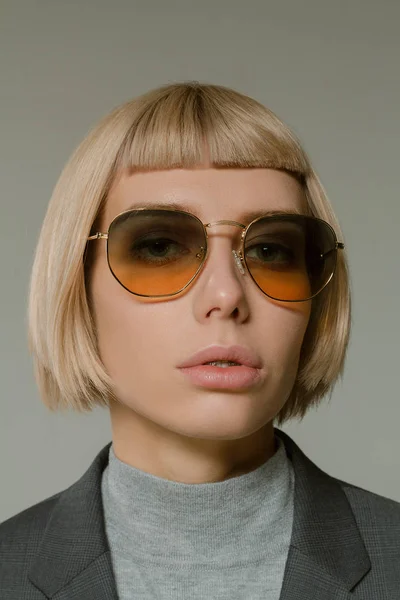 Chica Rubia Con Peinado Corto Gafas Moda — Foto de Stock