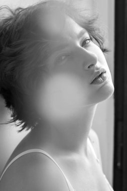 Kıvırcık saçlı güzel ve seksi kız uyandı