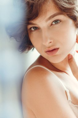 Kıvırcık saçlı güzel ve seksi kız uyandı