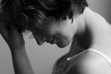 Kıvırcık saçlı güzel ve seksi kız uyandı