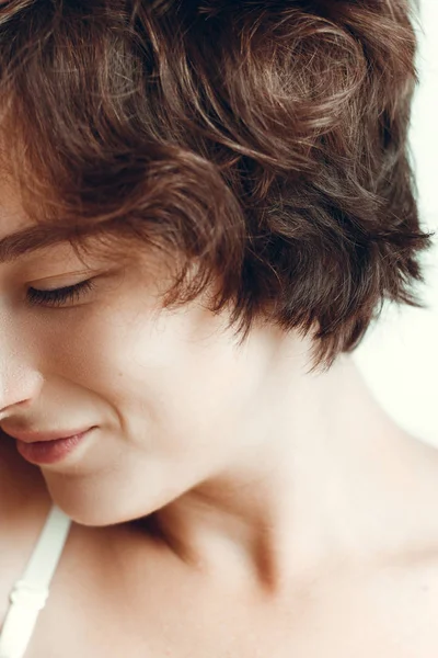 Seorang Gadis Cantik Dan Sensual Dengan Rambut Keriting Terbangun — Stok Foto