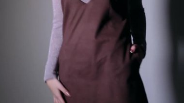 Sıcak ve şık giysiler içinde beyaz bir arka plan üzerinde güzel kız dansları