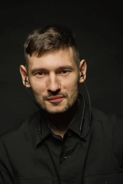 Pria Dengan Headphone Dan Kemeja Hitam Dengan Latar Belakang Hitam — Stok Foto
