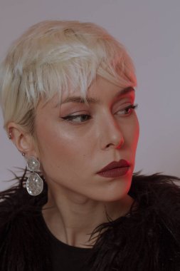 Kısa saç ve makyaj siyah kürk paltolu güzel sarışın kız