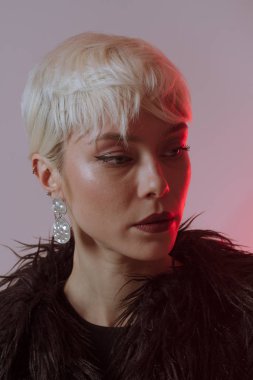 Kısa saç ve makyaj siyah kürk paltolu güzel sarışın kız