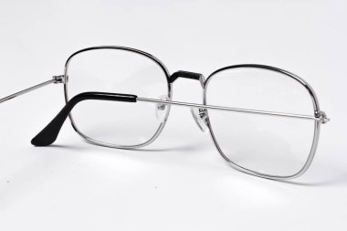 Beyaz bir arka plan şeffaf gözlük güzel ve şık gözlüklerle