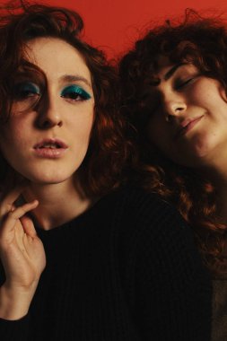 Güzel kırmızı ve kıvırcık kız