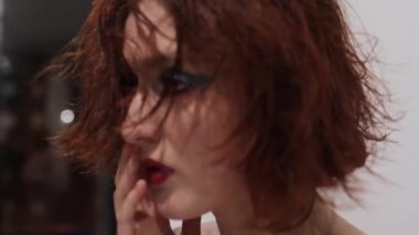 Güzel kız makyaj ve duygusal Studio fotoğraf çekimi üzerinde poz hairdress ile