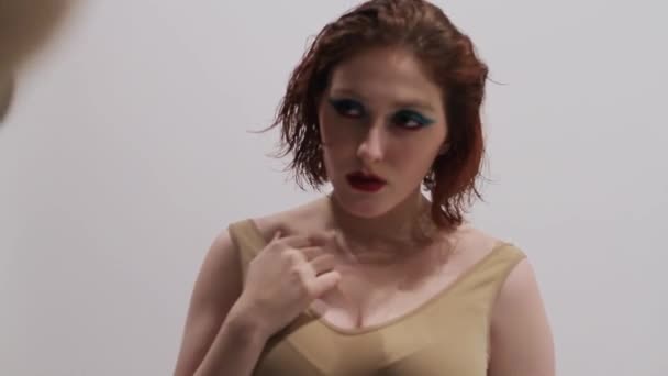 Jolie Fille Avec Maquillage Coiffure Posant Émotionnellement Studio Sur Séance — Video