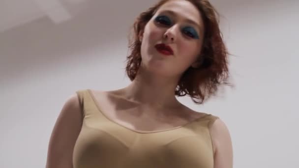 Hübsches Mädchen Mit Make Und Frisur Posiert Emotional Studio Beim — Stockvideo