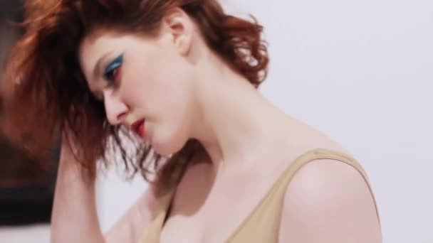 Красива Дівчина Макіяжем Волоссям Емоційно Позує Студії Фотосесії — стокове відео