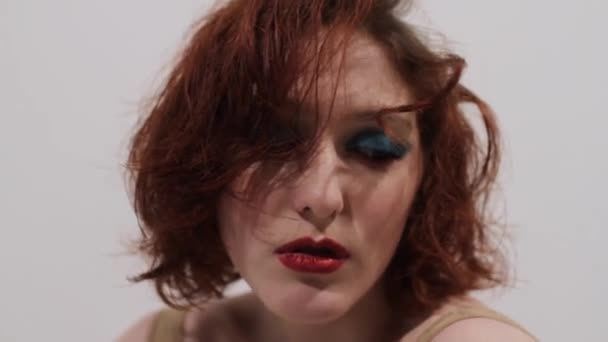 Красива Дівчина Макіяжем Волоссям Емоційно Позує Студії Фотосесії — стокове відео