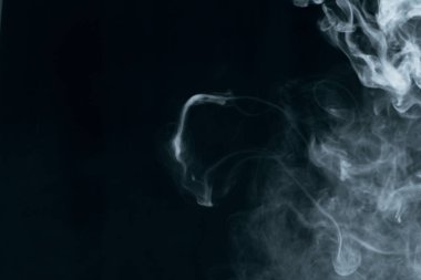Siyah arkaplanda beyaz duman dokusu