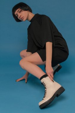 Mavi bir arka plan üzerinde moda ayakkabı güzel bacaklı kız