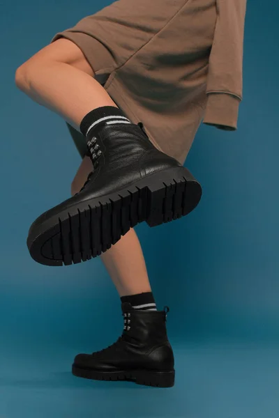 Mavi bir arka plan üzerinde moda ayakkabı güzel bacaklı kız