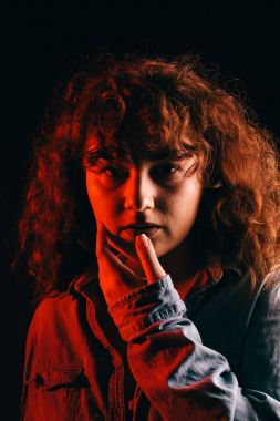 Kıvırcık kırmızı saçlı güzel bir kız portresi