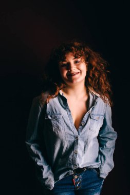 Kıvırcık kırmızı saçlı güzel bir kız portresi