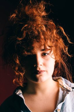 Kıvırcık kırmızı saçlı güzel bir kız portresi