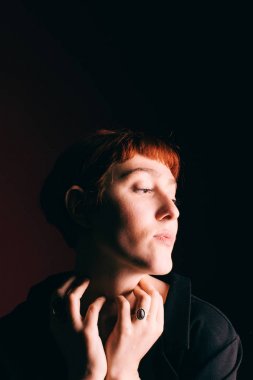 Güzel kız ucube Kızıl saçlı ve kısa saç kesimi