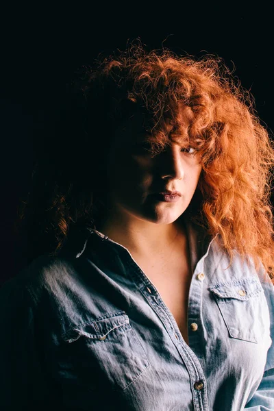Портрет Красивой Девушки Вьющимися Рыжими Волосами — стоковое фото