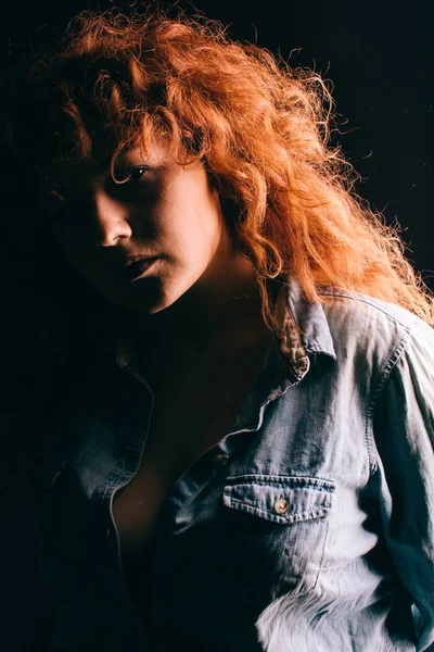 Kıvırcık Kırmızı Saçlı Güzel Bir Kız Portresi — Stok fotoğraf
