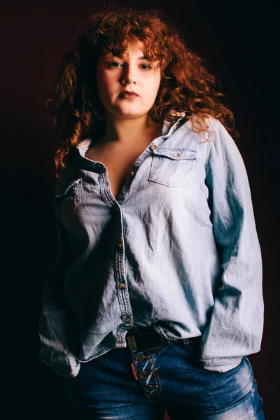 Egy Gyönyörű Göndör Vörös Hajú Lány Portréja — Stock Fotó