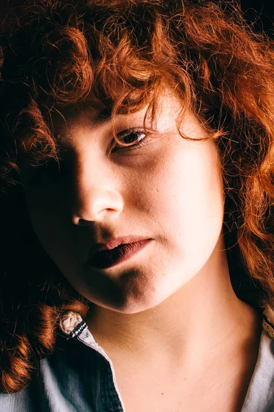Портрет Красивой Девушки Вьющимися Рыжими Волосами — стоковое фото
