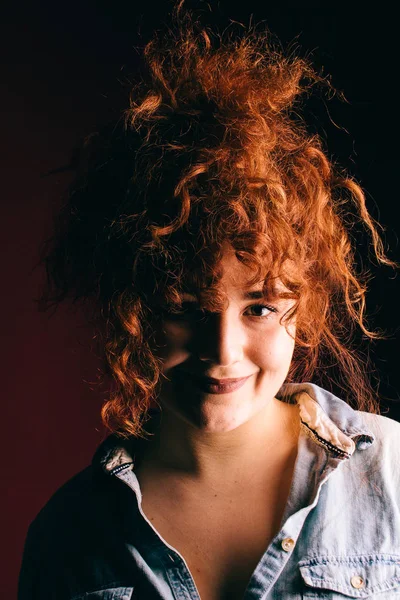 Portrét Krásné Dívky Kudrnaté Zrzavé Vlasy — Stock fotografie