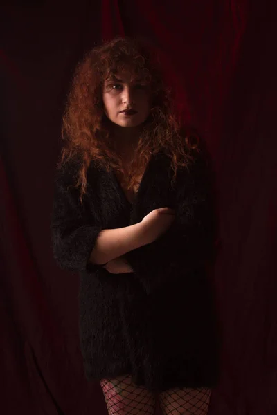 Gyönyörű Vörös Hajú Lány Göndör Haja Stúdióban Szövet Háttér — Stock Fotó