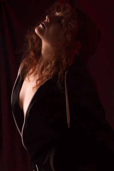 Gyönyörű Vörös Hajú Lány Göndör Haja Stúdióban Szövet Háttér — Stock Fotó