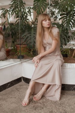 Güzel ve şık bahar moda giysileri kızı