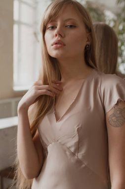 Güzel ve şık bahar moda giysileri kızı