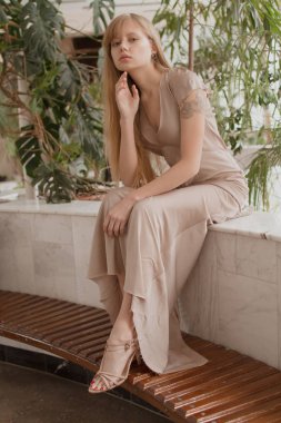 Güzel ve şık bahar moda giysileri kızı