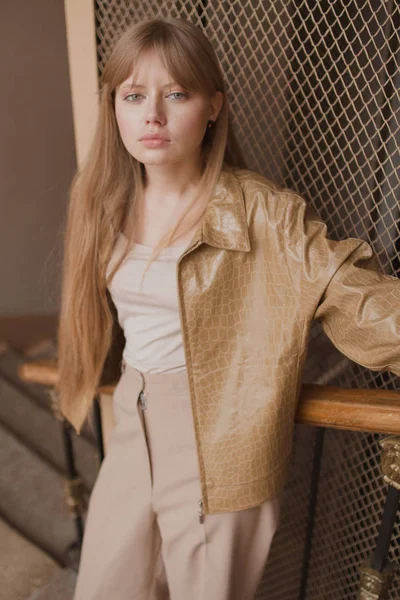 Güzel ve şık bahar moda giysileri kızı