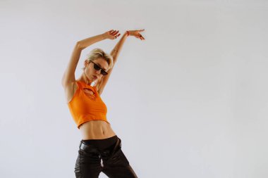 Gözlük ve tartışmalı bir ince rakam kısa bir saç kesimi ile güzel ve şık bir kız