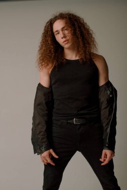 Kıvırcık saçlı, spor rakam çekici ve şık adam