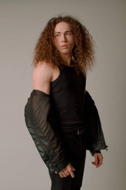 Kıvırcık saçlı, spor rakam çekici ve şık adam