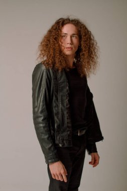 Kıvırcık saçlı, spor rakam çekici ve şık adam