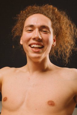 Kıvırcık saçlı, spor rakam çekici ve şık adam