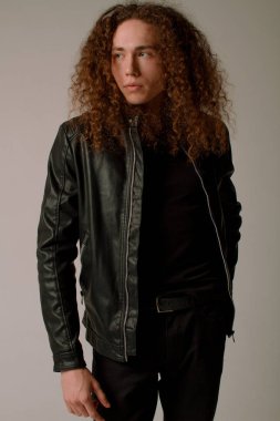 Kıvırcık saçlı, spor rakam çekici ve şık adam