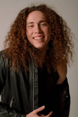 Kıvırcık saçlı, spor rakam çekici ve şık adam