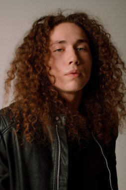 Kıvırcık saçlı, spor rakam çekici ve şık adam