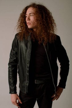 Kıvırcık saçlı, spor rakam çekici ve şık adam