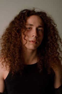 Kıvırcık saçlı, spor rakam çekici ve şık adam