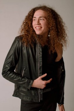 Kıvırcık saçlı, spor rakam çekici ve şık adam