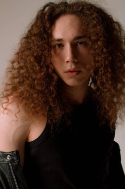 Kıvırcık saçlı, spor rakam çekici ve şık adam