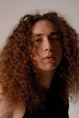 Kıvırcık saçlı, spor rakam çekici ve şık adam